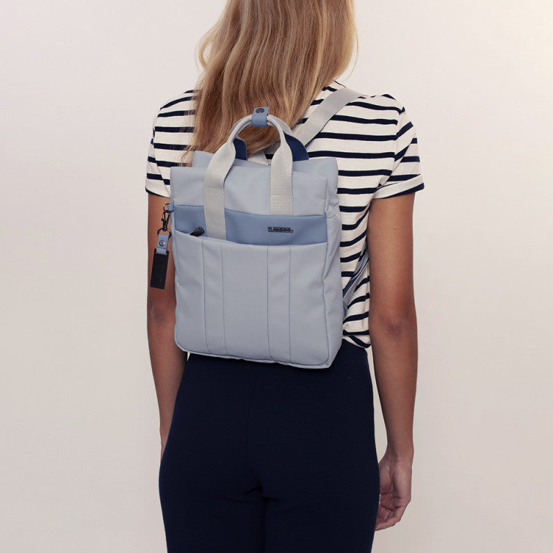 Mochila VEGA Gabol Azul: Elegancia y Funcionalidad Resistente al Agua con Organizador